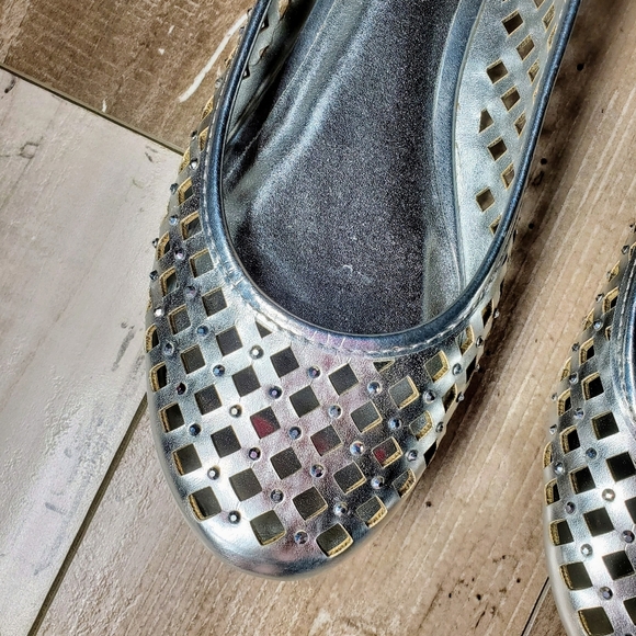 NWT Kenneth Cole Reaction Silver Metallic Sparkle Lattice Ballet Flats Women's - Picture 2 of 15